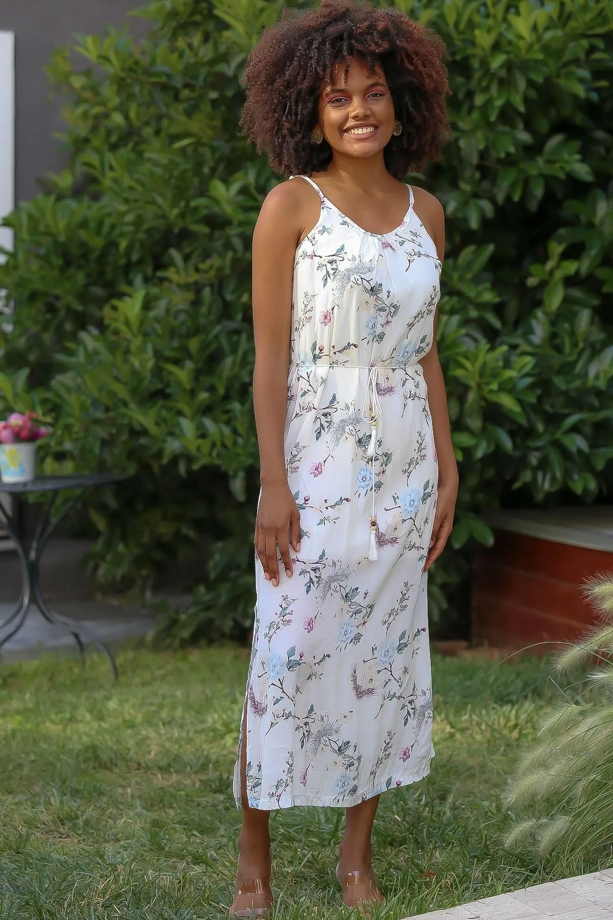 Chiccy  Weißes, gewebtes Kleid in normaler Passform für Damen mit V-Ausschnitt, Trägern und Maxi-Blumenschlitzen