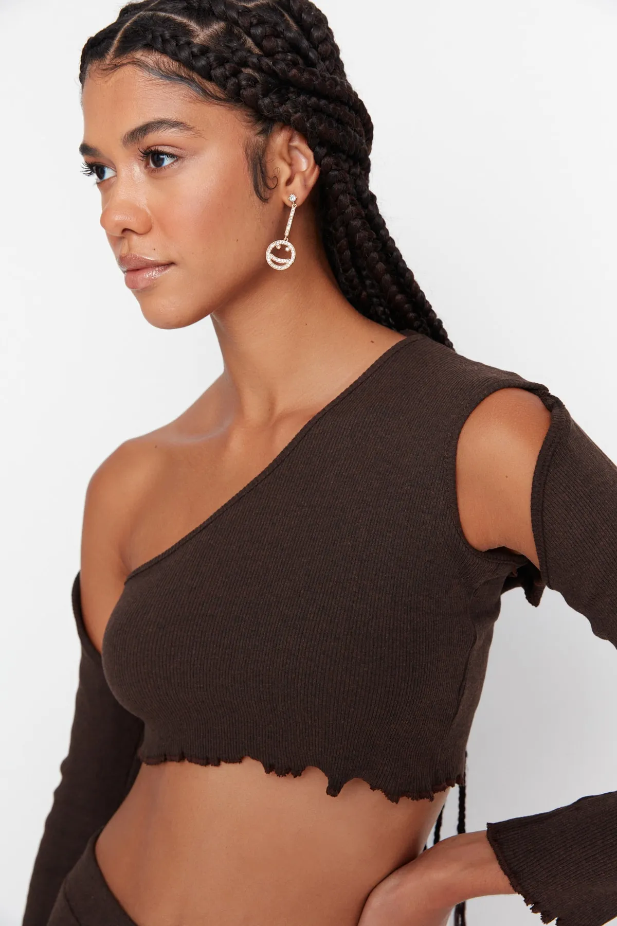 Trendyol Collection  Braunes asymmetrisches Set aus Oberteil und Unterteil aus Strick mit Kordelzug TWOAW23AU00058