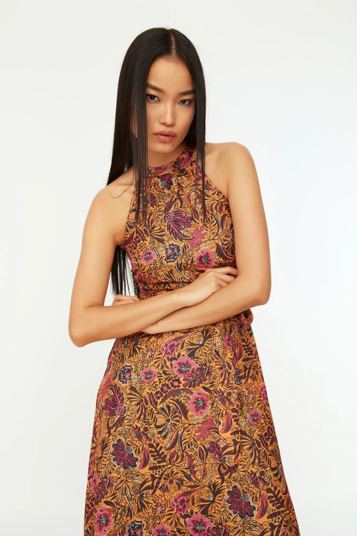 Trendyol Collection  Orangefarbenes, ärmelloses, gewebtes Kleid in A-Linie mit Gürtel und Neckholder und Blumendruck TWOSS20EL2536