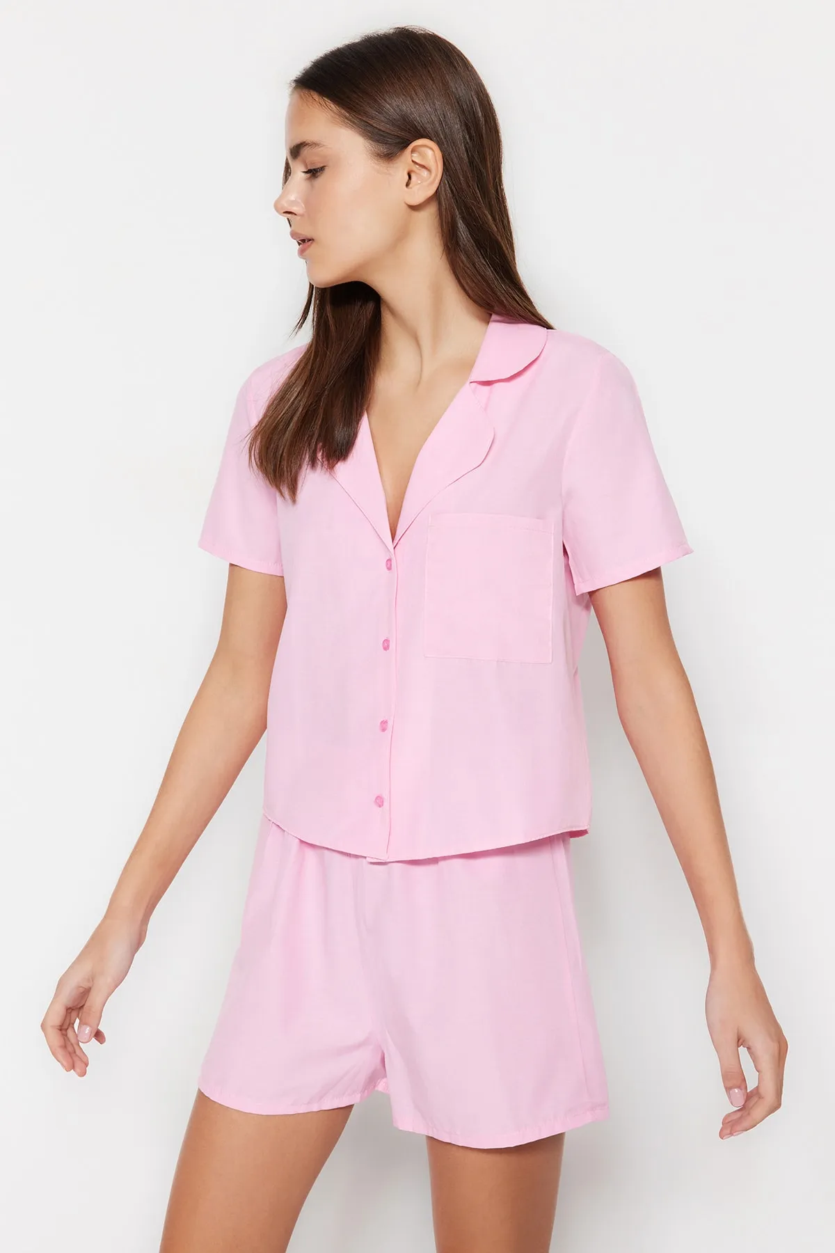 Trendyol Collection  Rosa Frottee-Pyjama-Set mit Hemd und Shorts aus Webstoff THMSS23PT00132