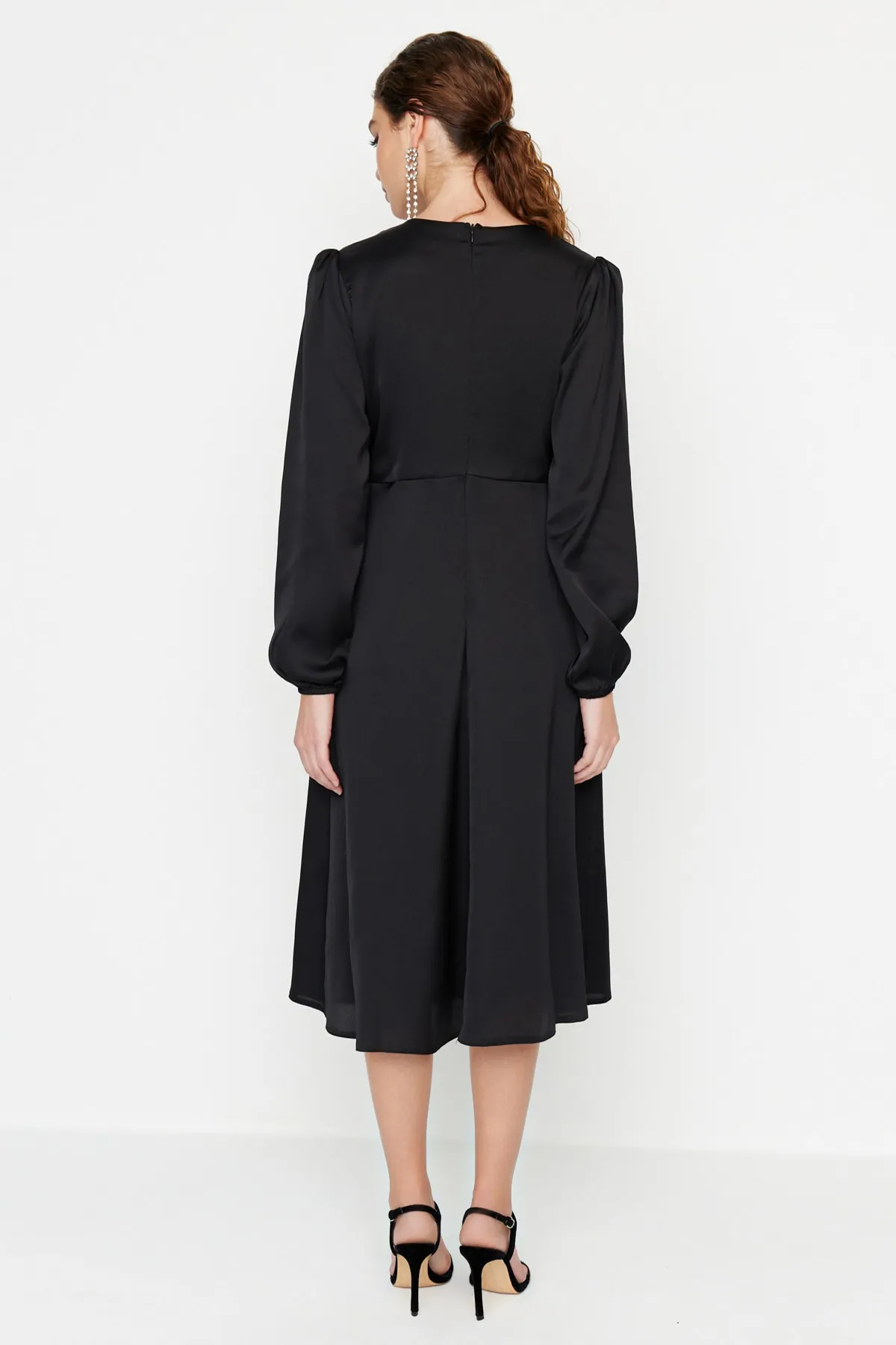 Trendyol Collection  Schwarzes, tief ausgeschnittenes, gewebtes, elegantes Abendkleid TPRAW23EL00220