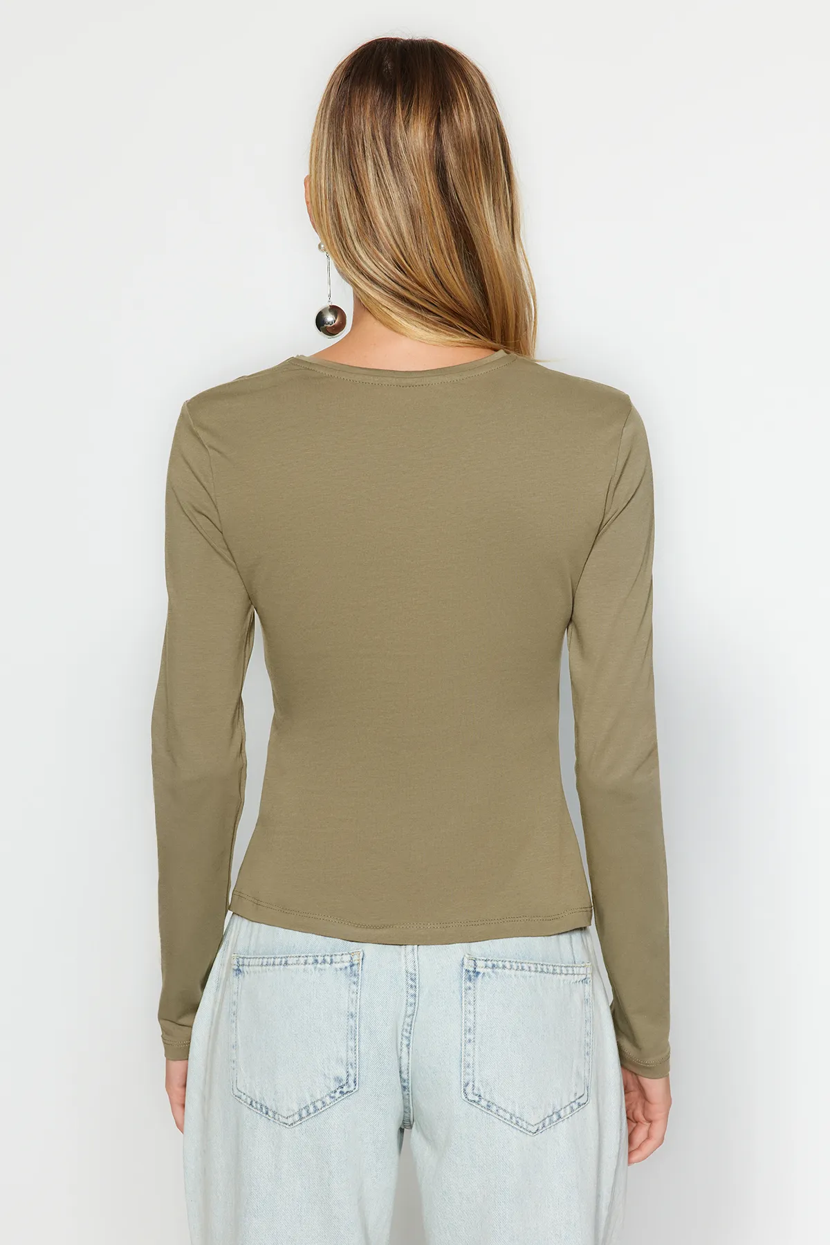 Trendyol Collection  Khakifarbene Strickbluse mit gerafftem Rundhalsausschnitt aus Baumwolle mit einem Schlitz und detailliertem Schnitt TWOAW24BZ00388