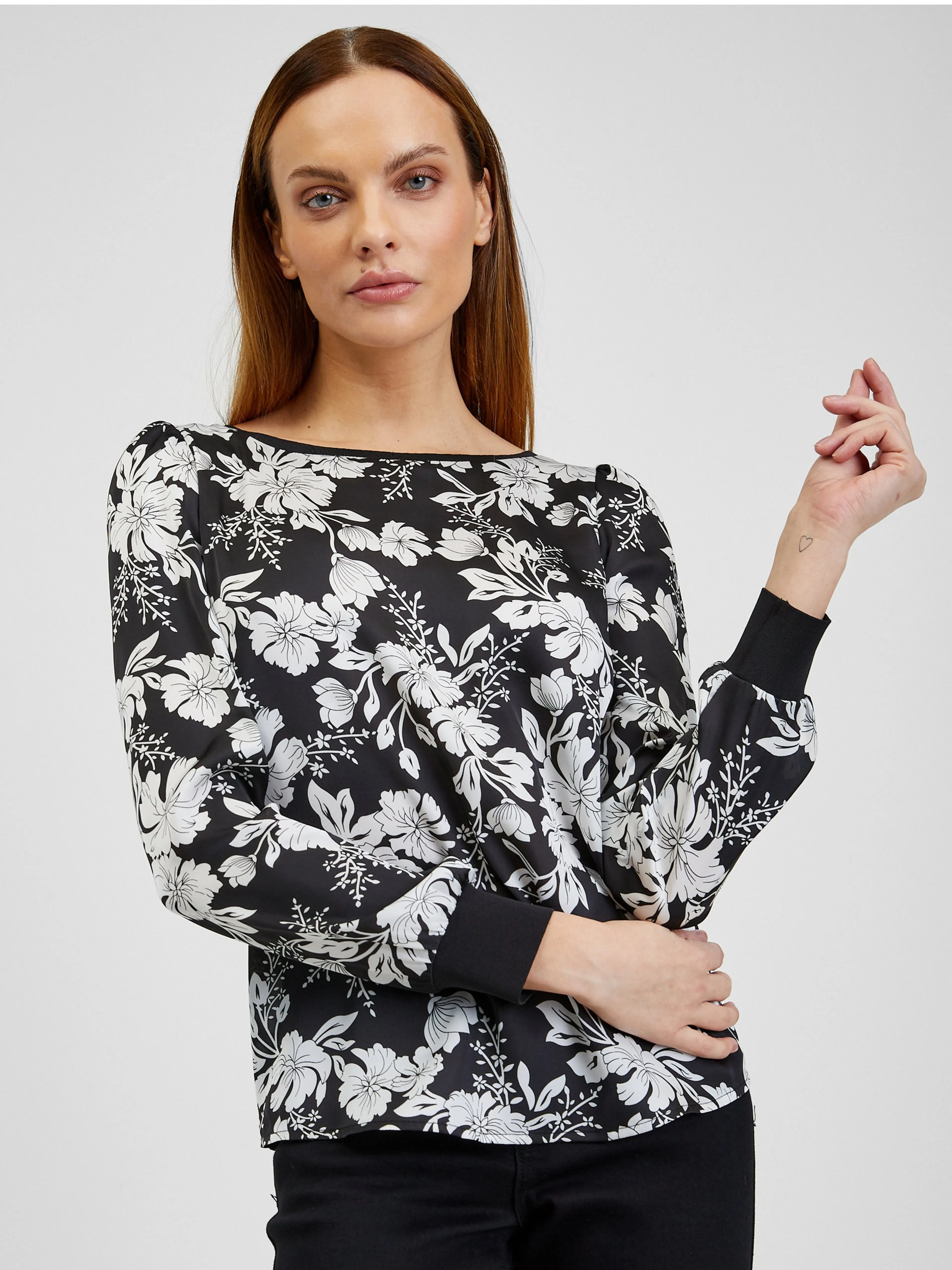 Weiße und schwarze Damenbluse mit Blumenmuster ORSAY