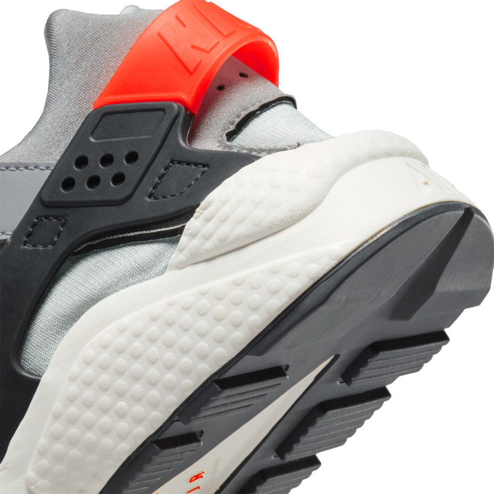 Nike Air Huarache DR8606-001 / grau