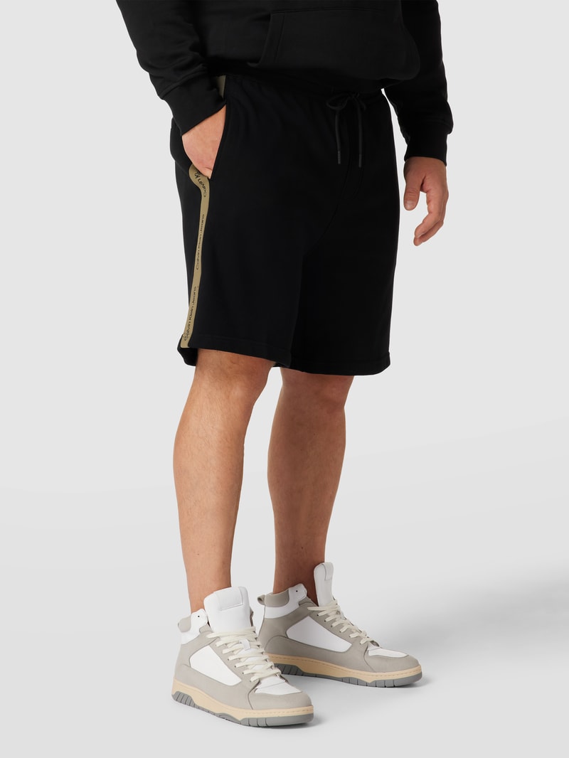 PLUS SIZE Sweatshorts mit Galonstreifen in schwarz