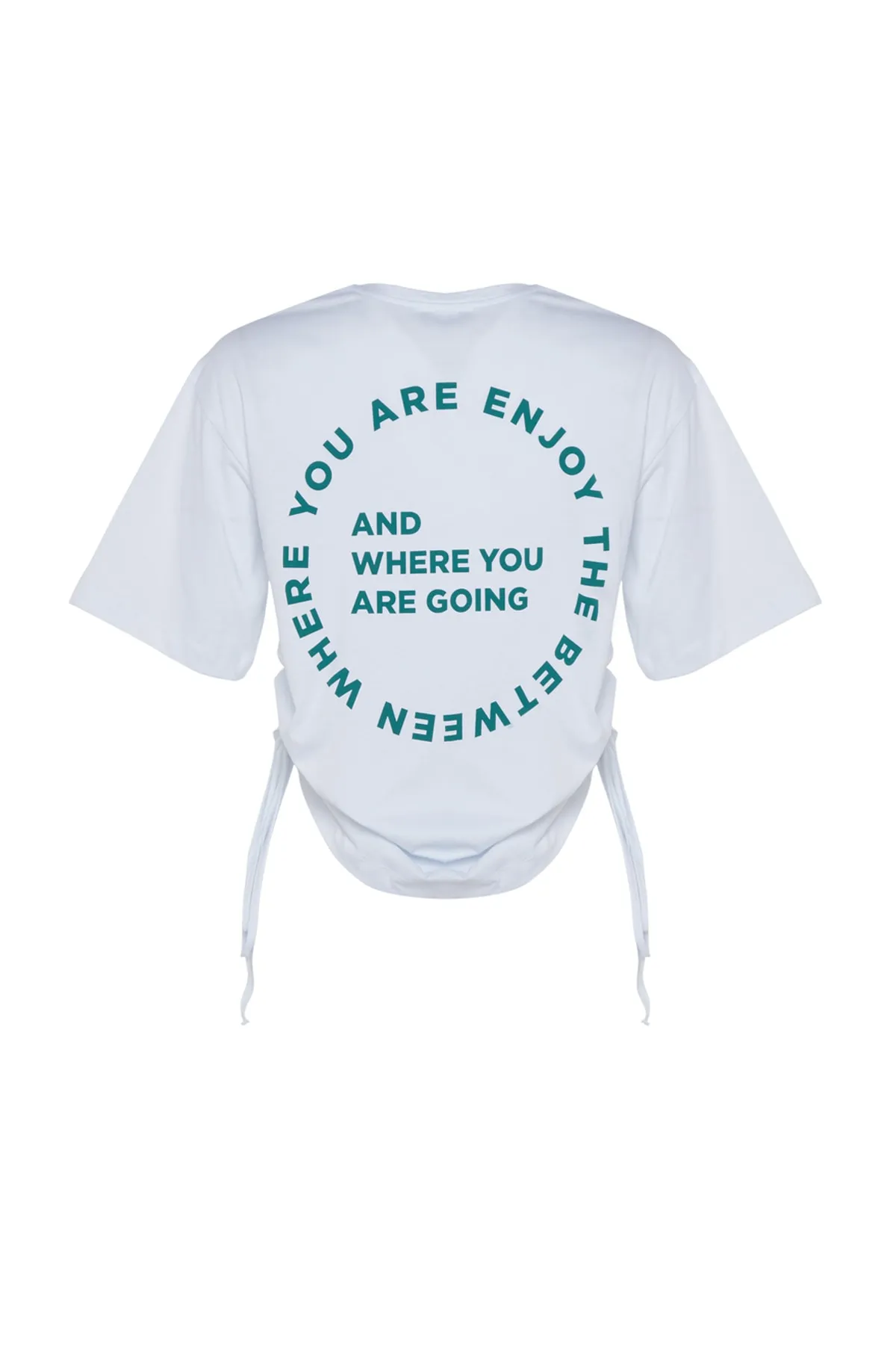Trendyol Collection  Weißes T-Shirt mit Rundhalsausschnitt aus 100 % Baumwolle mit gerafftem Rückenausschnitt und detaillierter Boyfriend-Passform TWOSS23TS00150