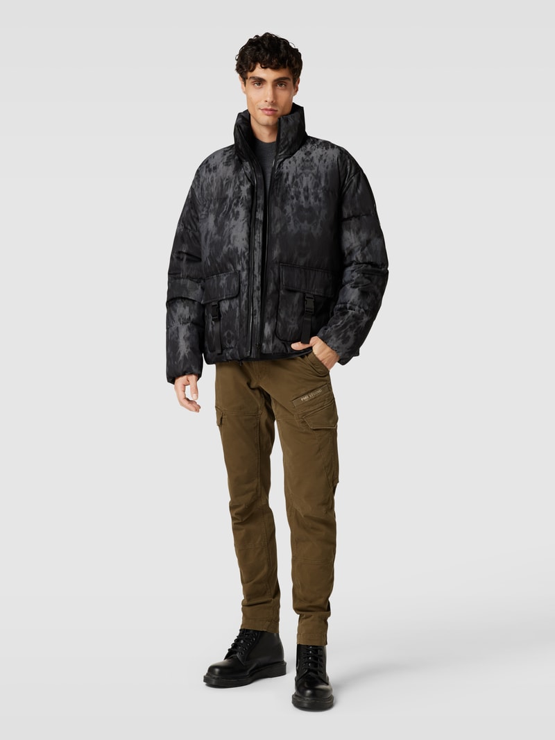 Steppjacke mit Pattentaschen in schwarz