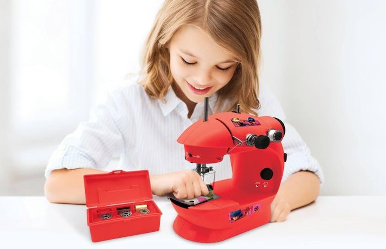 Machine à coudre Miraculous avec boite à accessoires rouge