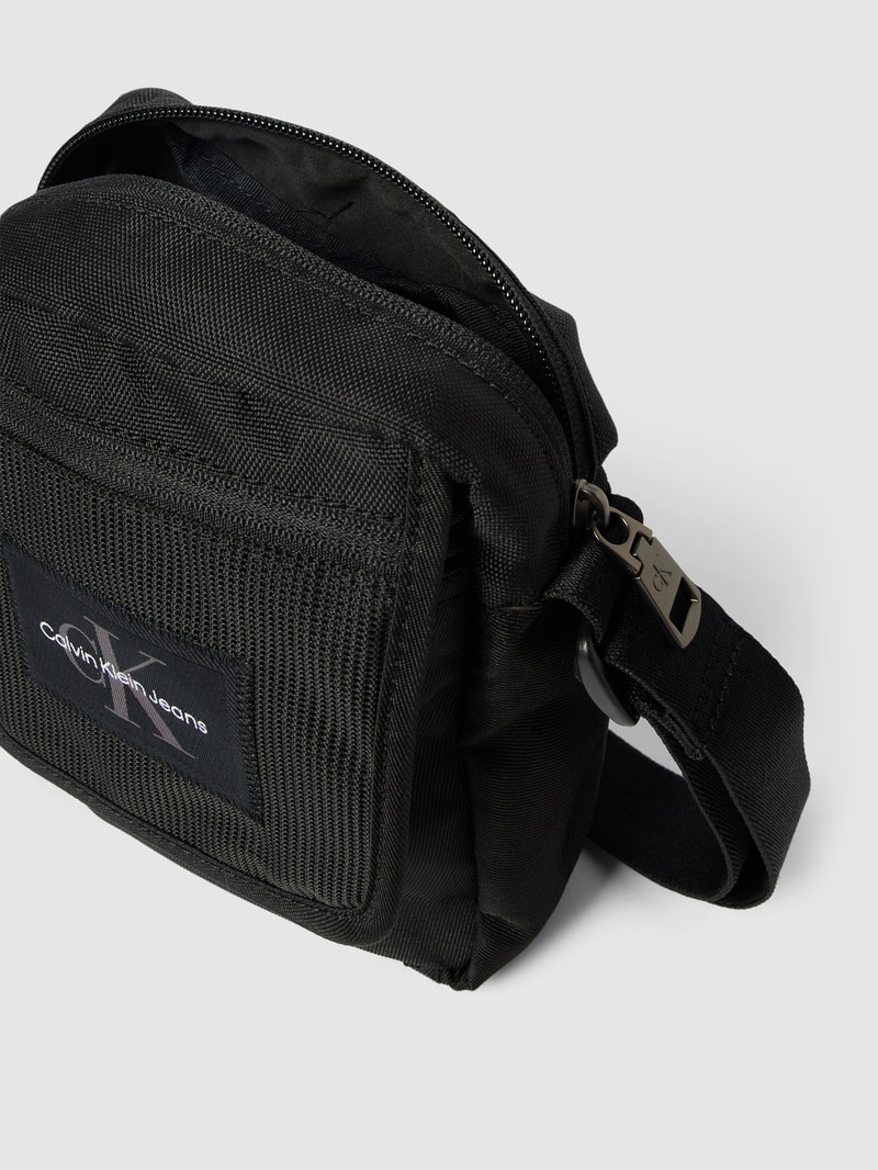 Umhängetasche mit Label-Patch in schwarz