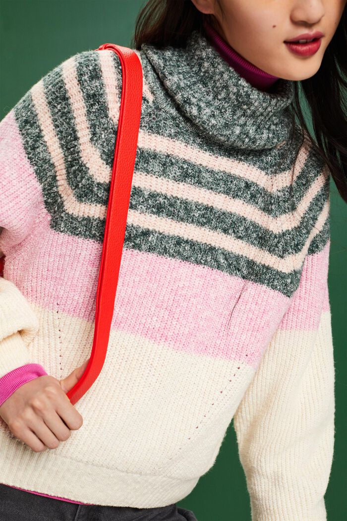 Gestreifter Rippstrickpullover mit Rollkragen