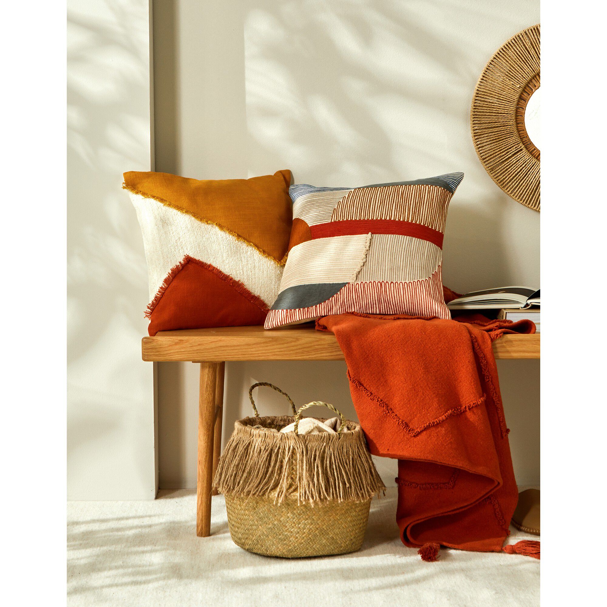 Coussin brodé et tufté