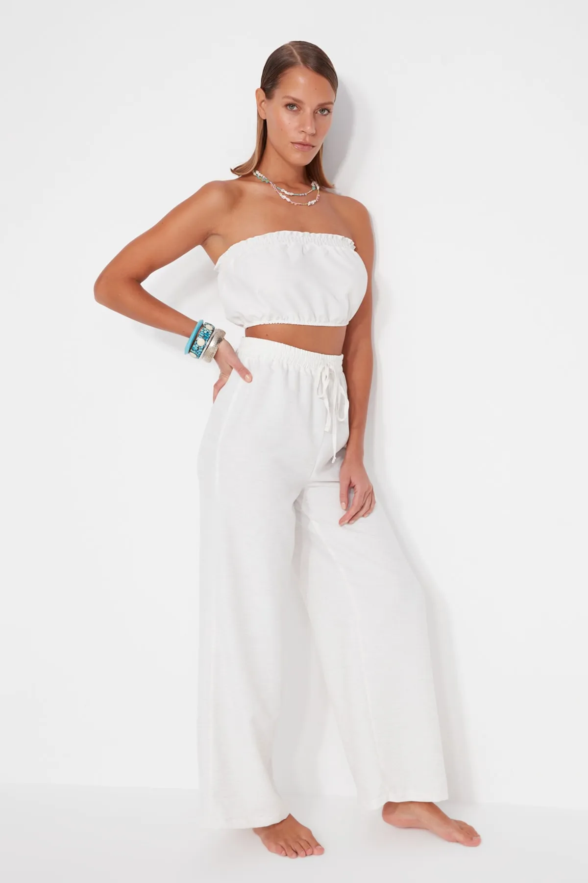 Trendyol Collection  Weißes gewebtes Blusen-Hosen-Set TBESS23AU00007