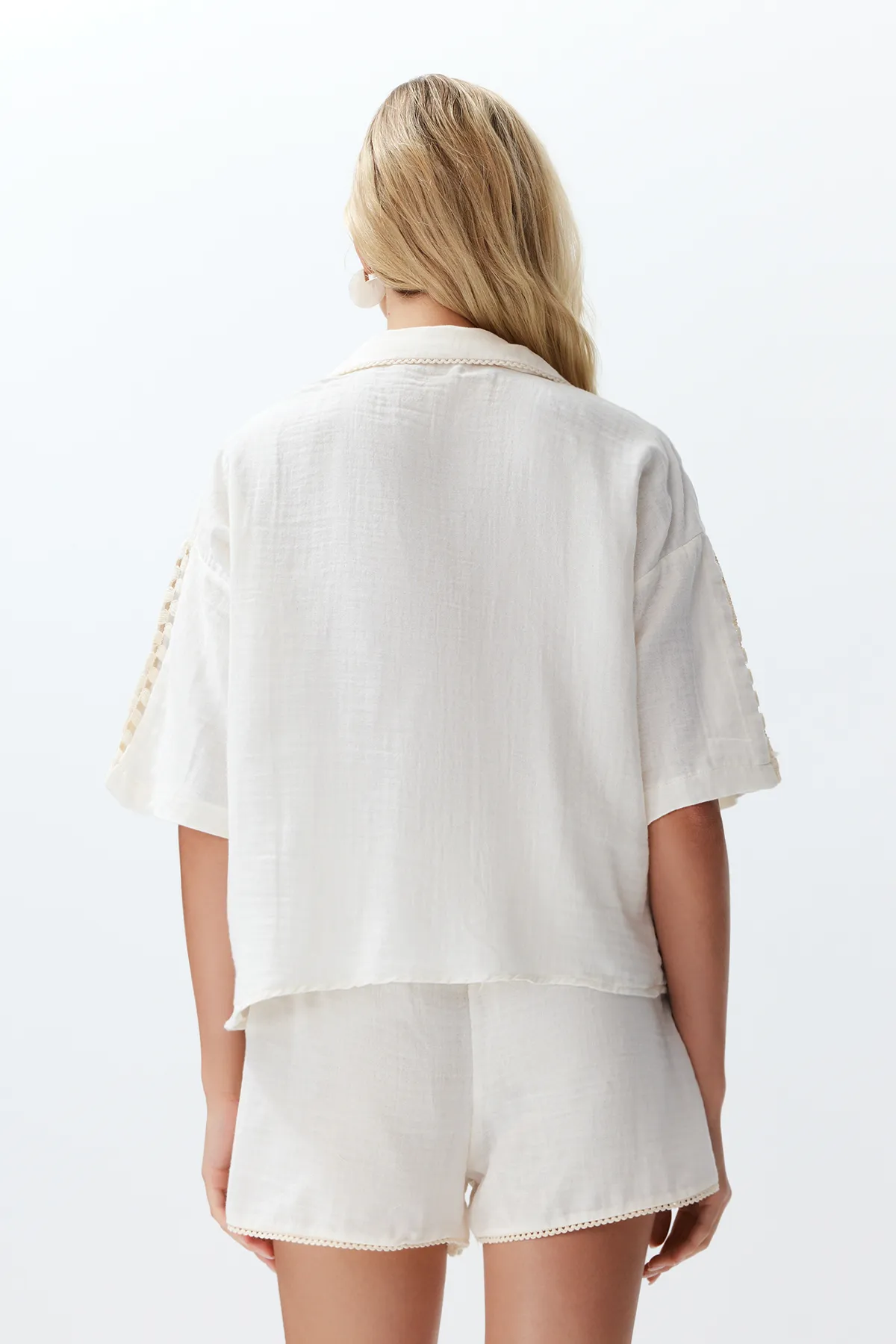Trendyol Collection  Hemd-Shorts-Set aus gewebtem Musselin aus 100 % Baumwolle in Ecru TBESS24AU00024