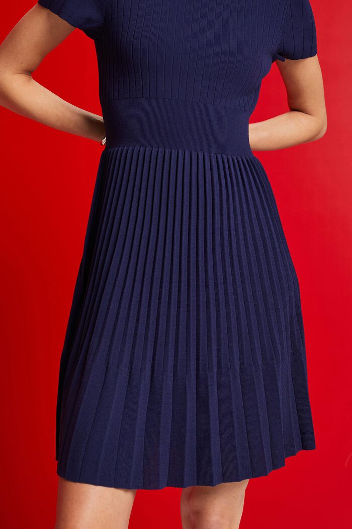 Kurzärmeliges Midikleid mit Plisseefalten und Stehkragen