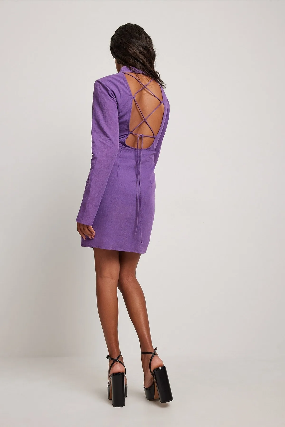NA-KD  Minikleid mit offenem Rücken
