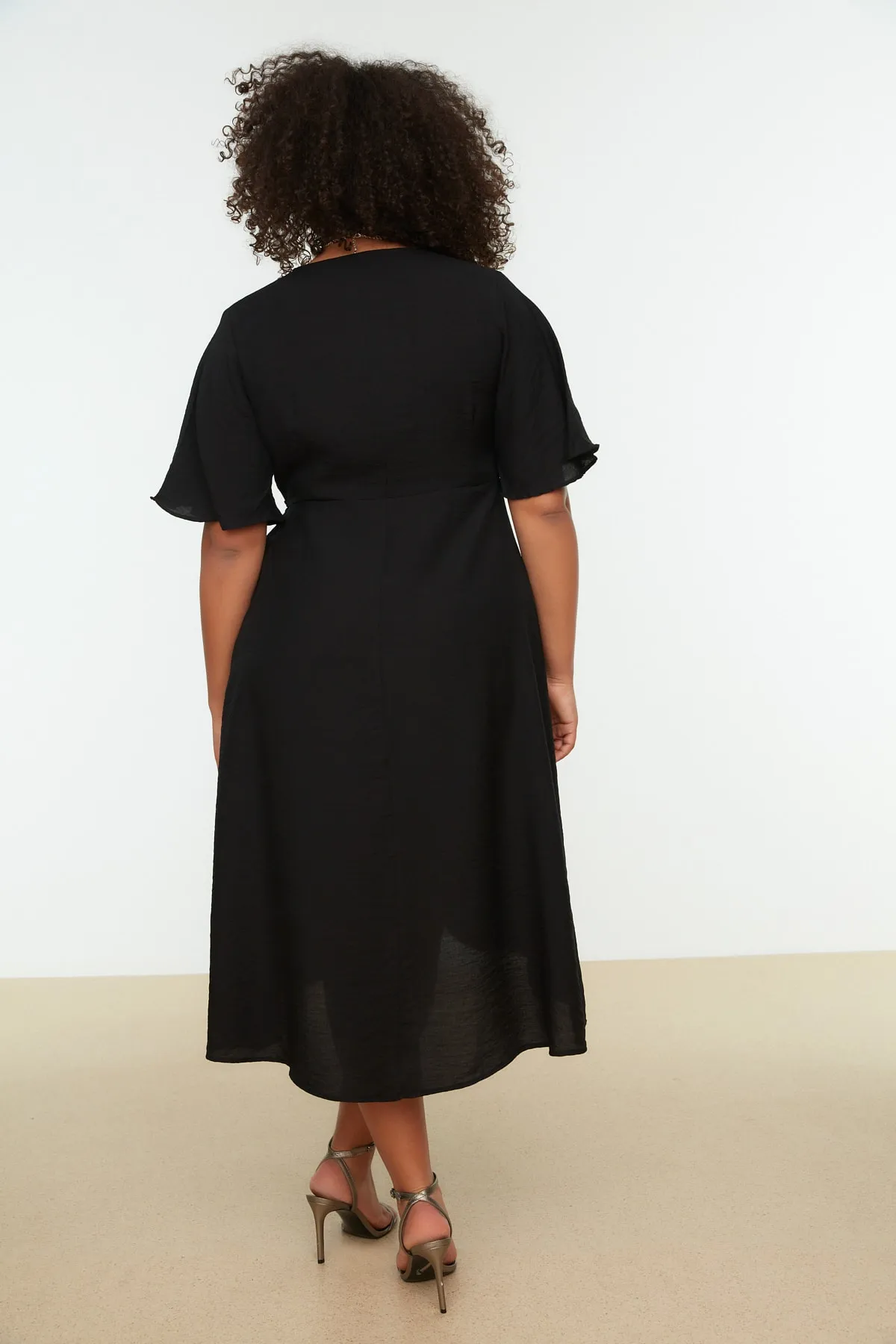 Trendyol Curve  Schwarzes, schlichtes, gewebtes Midi-Wickelkleid in Übergröße TBBSS22EL1564