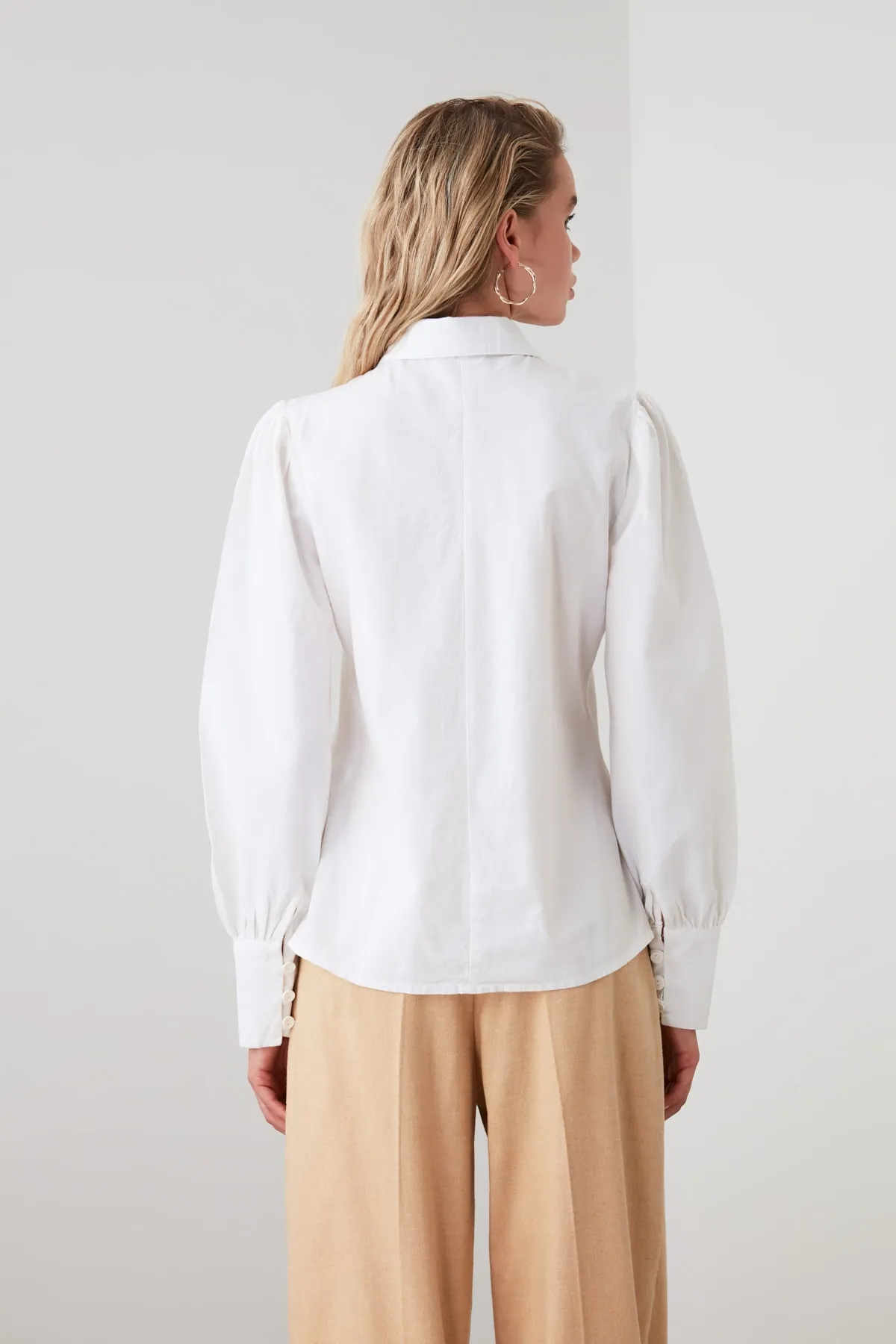 Trendyol Collection  Weißes Hemd mit Ballonärmeln aus Baumwolle - Regular Fit TWOSS20GO0065