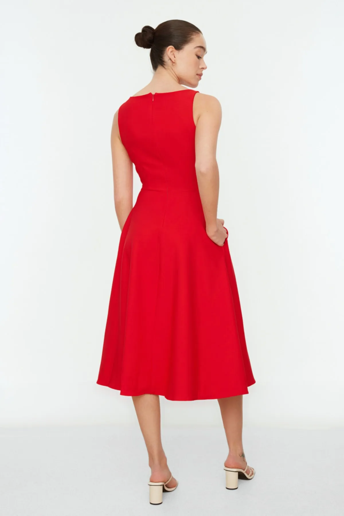 Trendyol Collection  Rotes Midi-Plisseekleid aus Webstoff TWOSS20EL0980