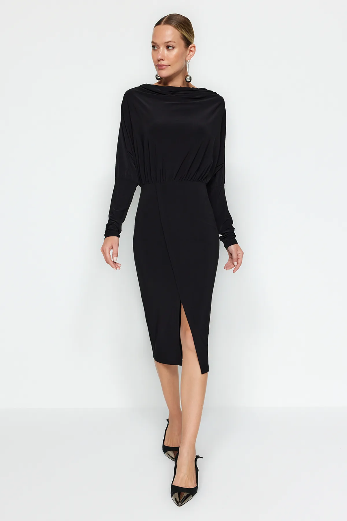 Trendyol Collection  Schwarzes flexibles Midi-Strickkleid in A-Linie/A-Linien-Form mit U-Ausschnitt und Schlitz TWOAW24EL00822