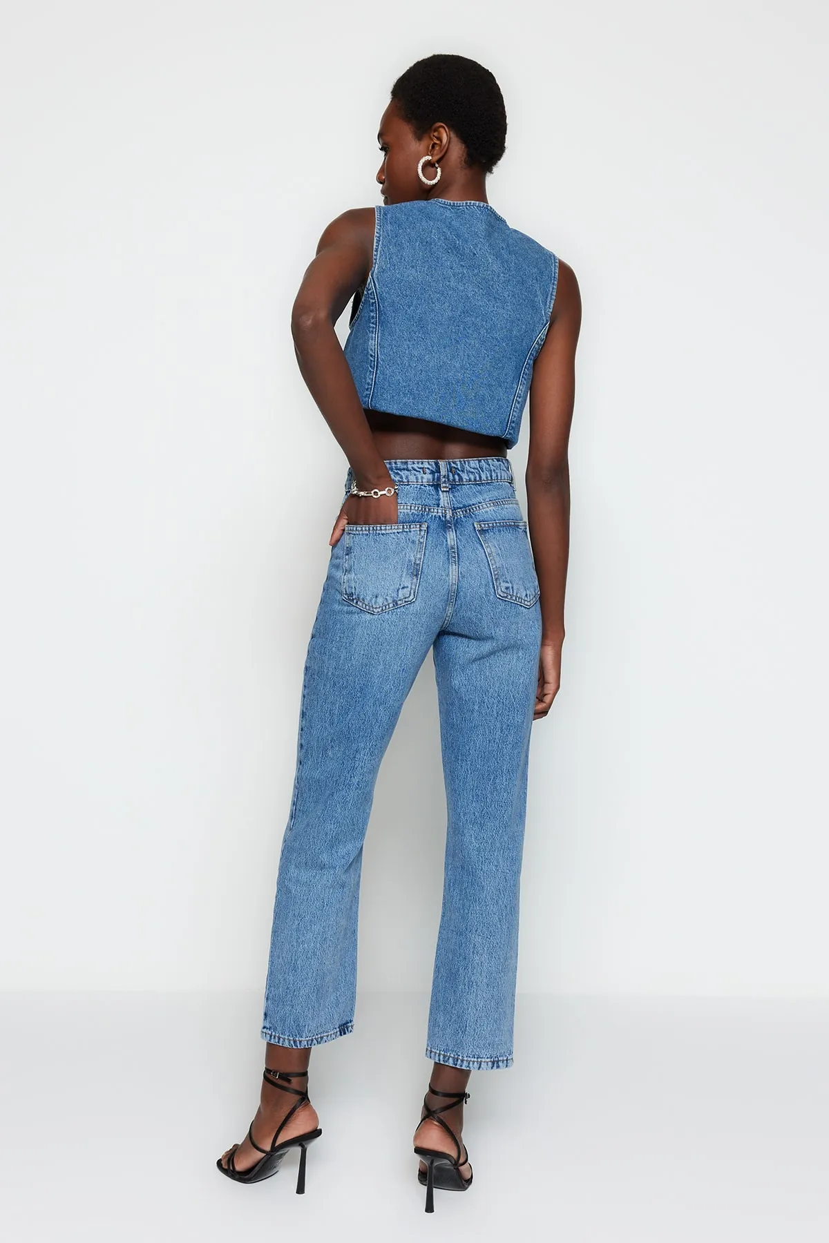 Trendyol Collection  Blaue gerade Jeans mit hoher Taille TWOSS23JE00089