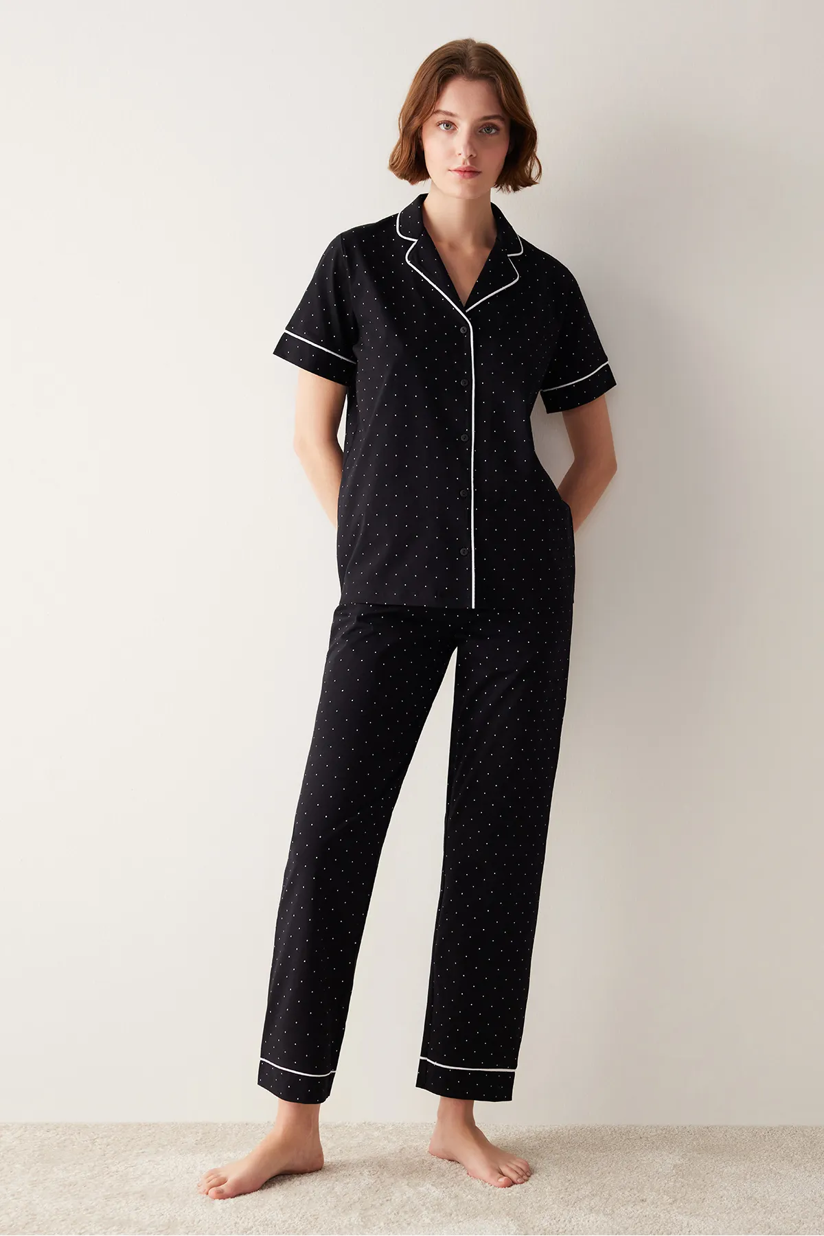 Penti  Weiß gepunktetes, schwarzes Pyjama-Set mit Hemd und Hose