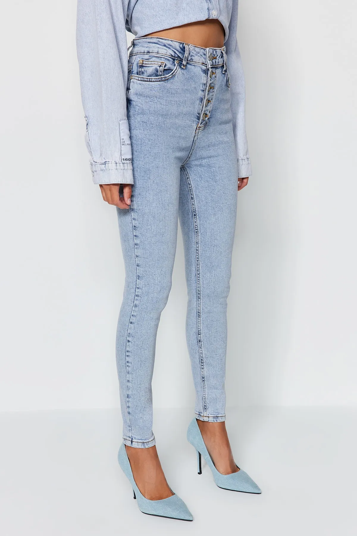 Trendyol Collection  Blaue Skinny Jeans mit Knopfleiste vorn und hoher Taille TWOSS23JE00077
