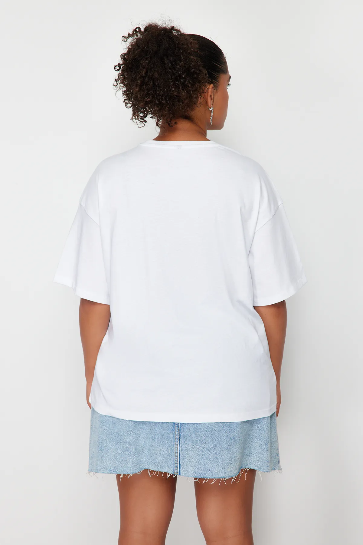 Trendyol Curve  Weißes Oversize-Strick-T-Shirt mit Herz-Accessoire und detailliertem Detail TBBSS24BF00008