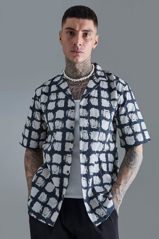 Tall kurzärmliges Hemd mit abstraktem Print