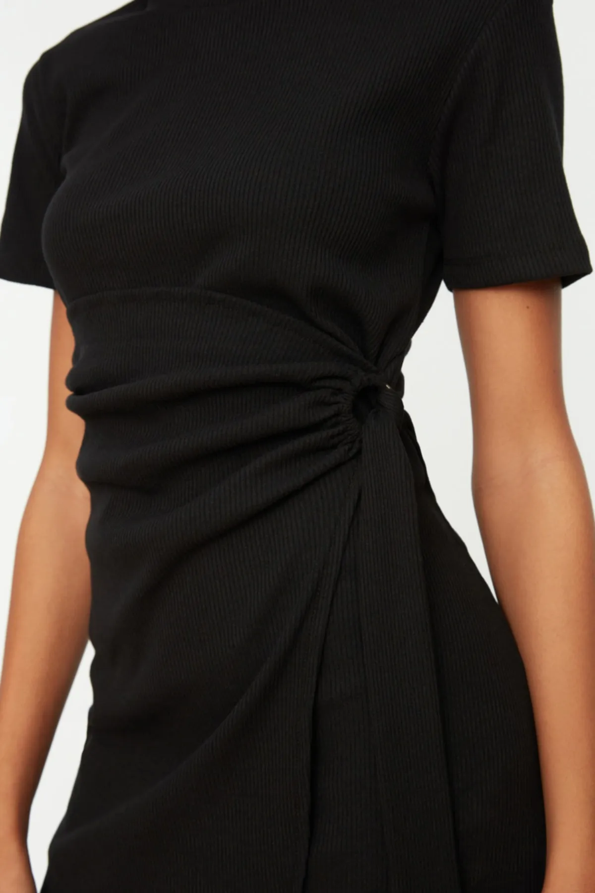 Trendyol Collection  Schwarzes, detailliertes Strick-Minikleid mit Rundhalsausschnitt und Strickoptik TWOSS22EL0751
