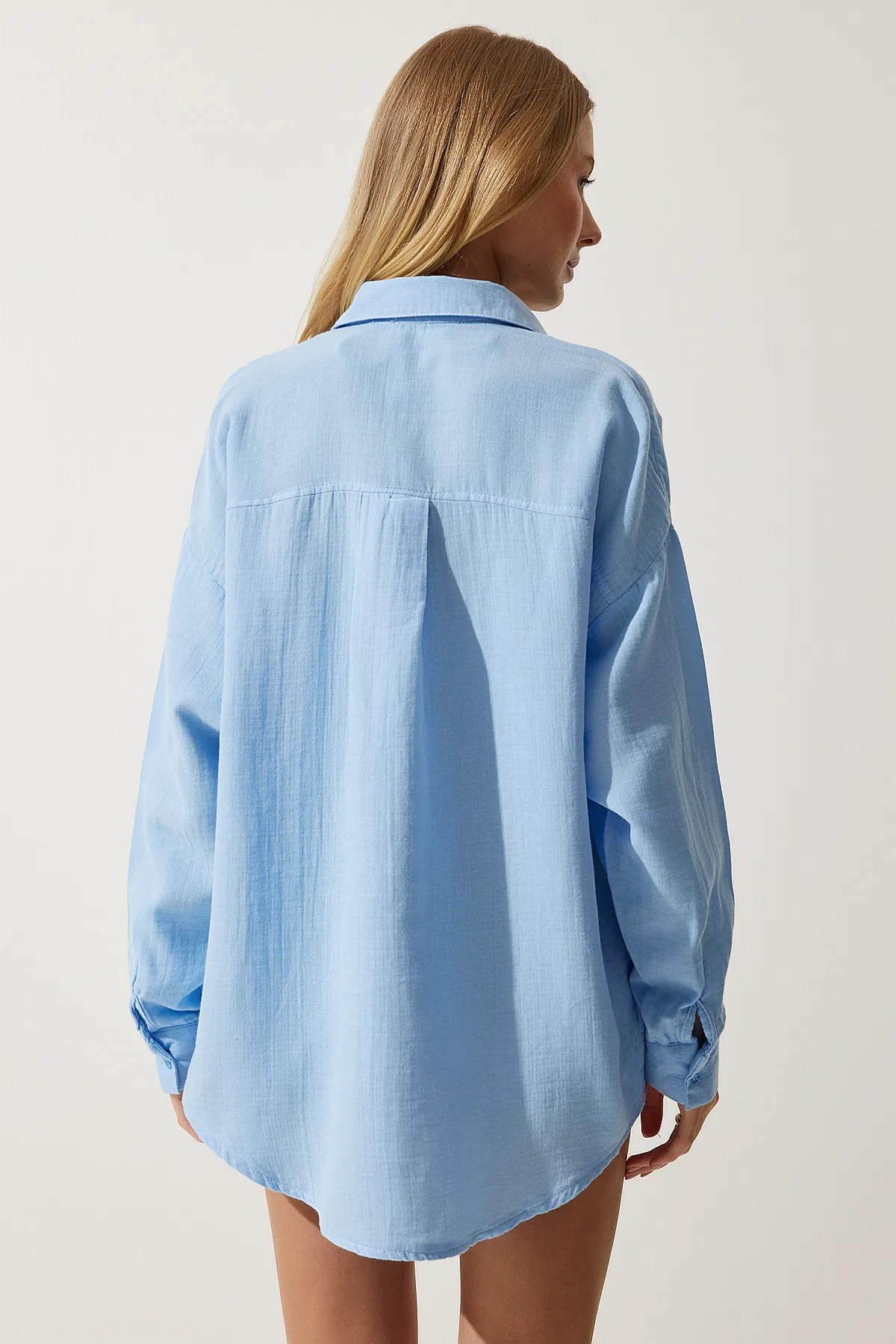 Happiness İstanbul  Himmelblaues Oversize-Musselin-Shirt mit Taschen für Damen MX00150