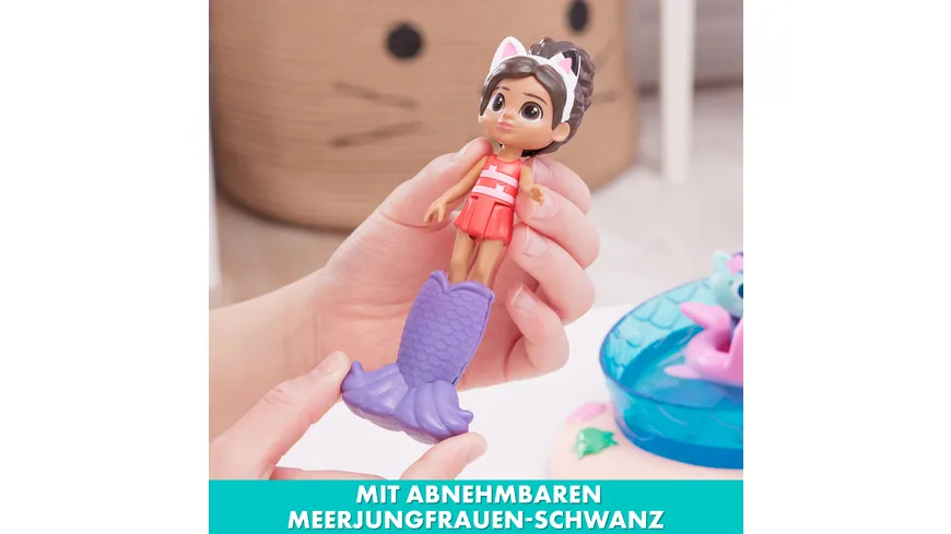 Gabby’s Dollhouse, Purrific Pool Party Spielset mit Gabby- und Meerkätzchen-Figur