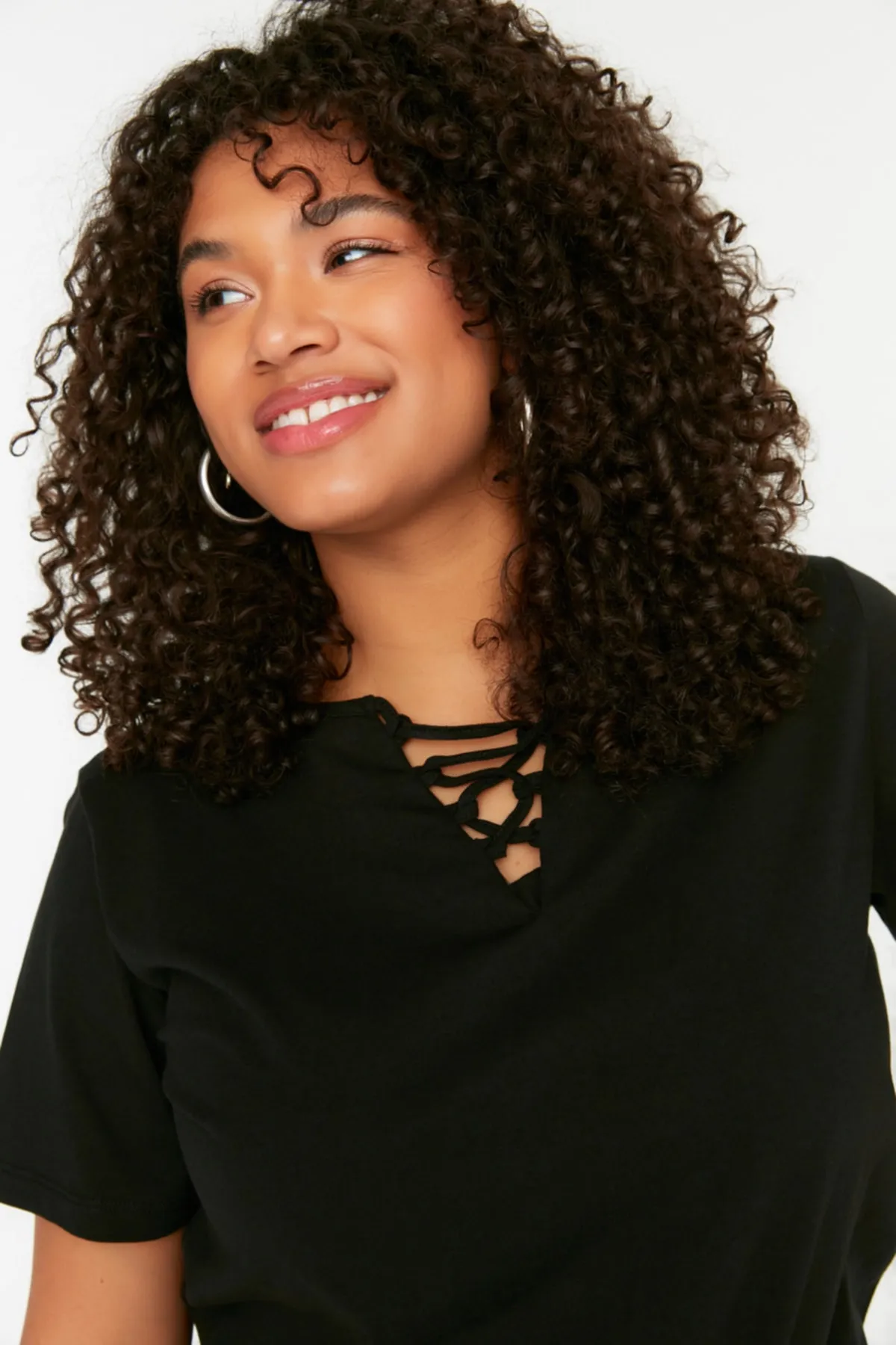 Trendyol Curve  Gestricktes T-Shirt mit schwarzem Kragen und detailliertem Kragen TBSSS22TS1027