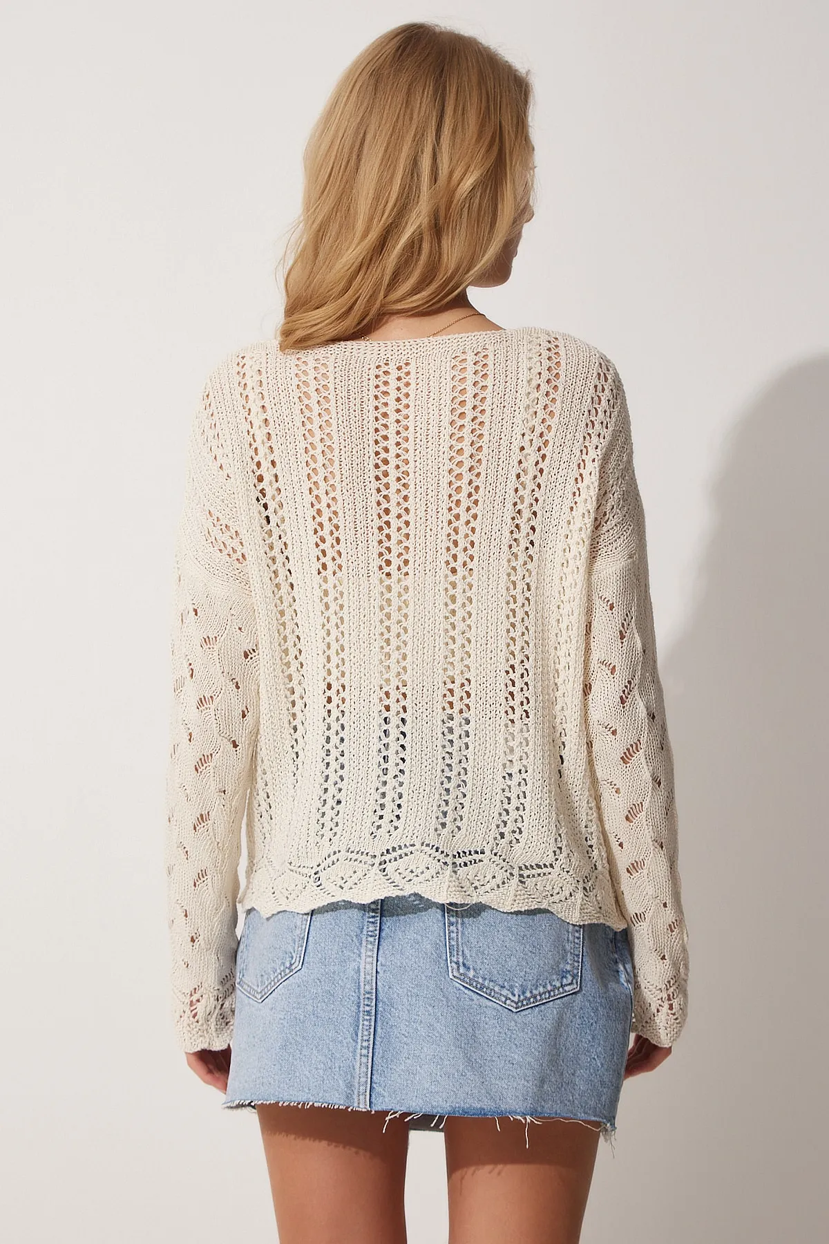 Happiness İstanbul  Cremefarbene durchbrochene Strickbluse mit V-Ausschnitt für Damen Kİ00079