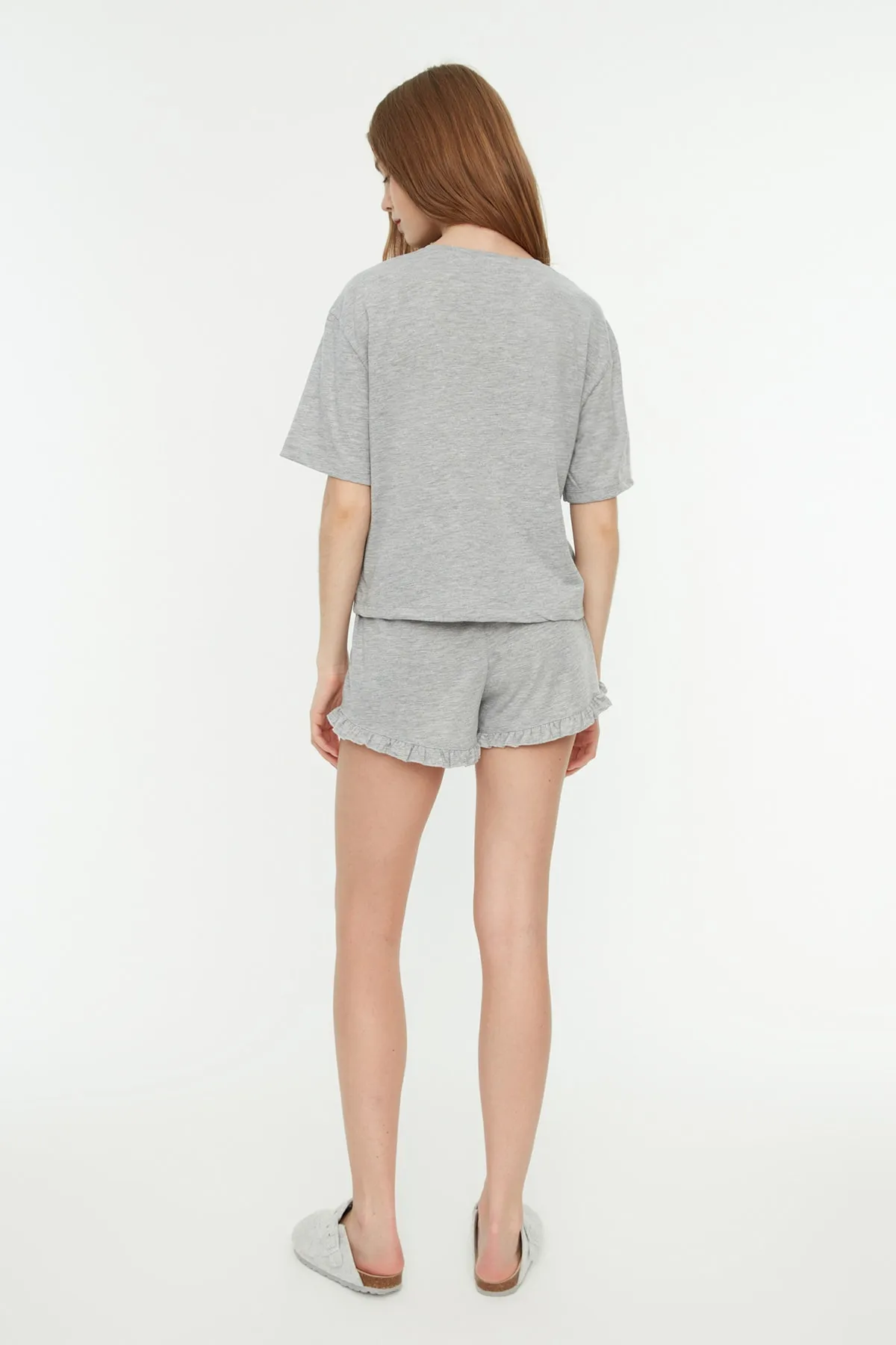 Trendyol Collection  Graues, bedrucktes T-Shirt-Shorts-Pyjama-Set aus gestrickter Baumwolle THMSS22PT0422