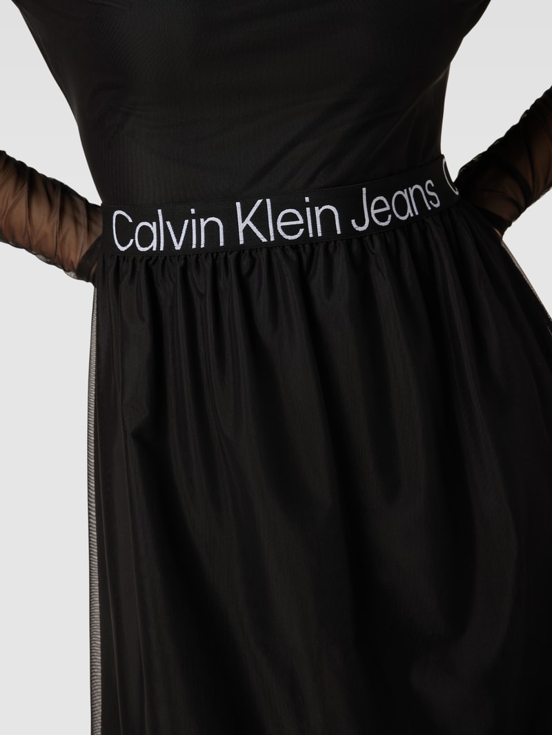 Kleid mit Taillenband mit Label-Stitching in schwarz