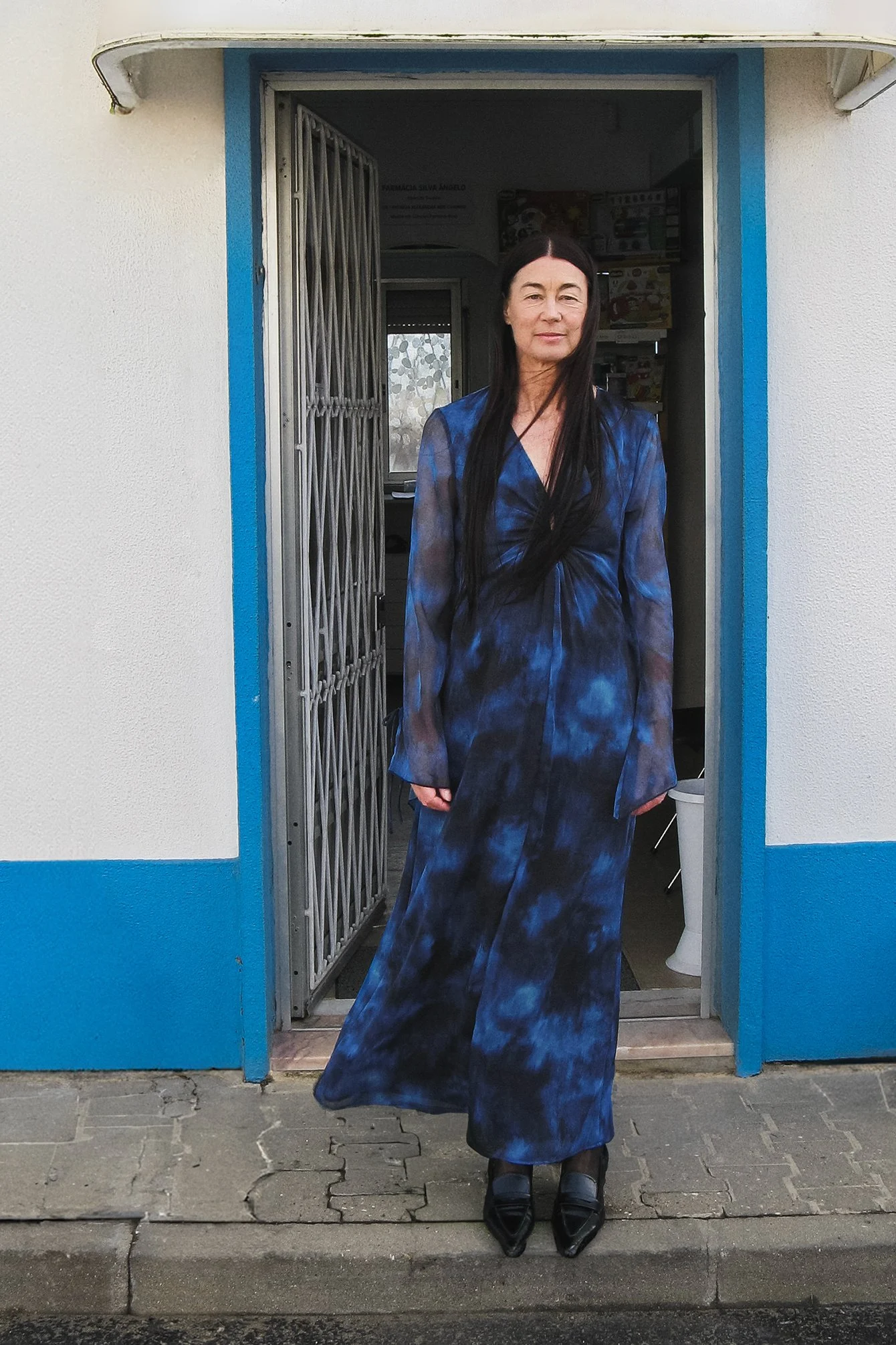 Chiffon-Maxikleid mit Ausschnitt an der Taille