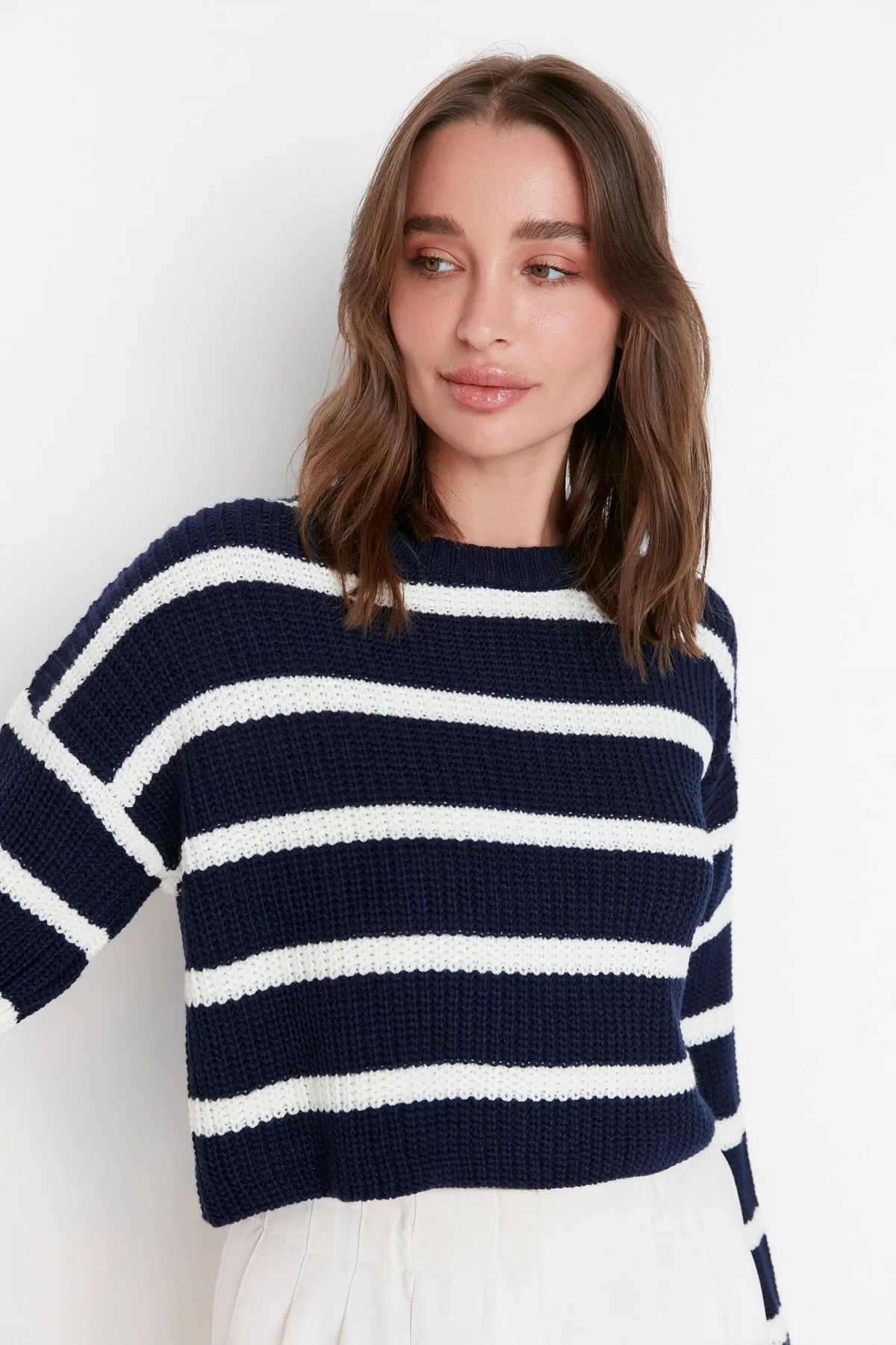 Trendyol Collection  Marineblauer kurzer Basic-Strickpullover mit Streifen TWOAW23KZ00390