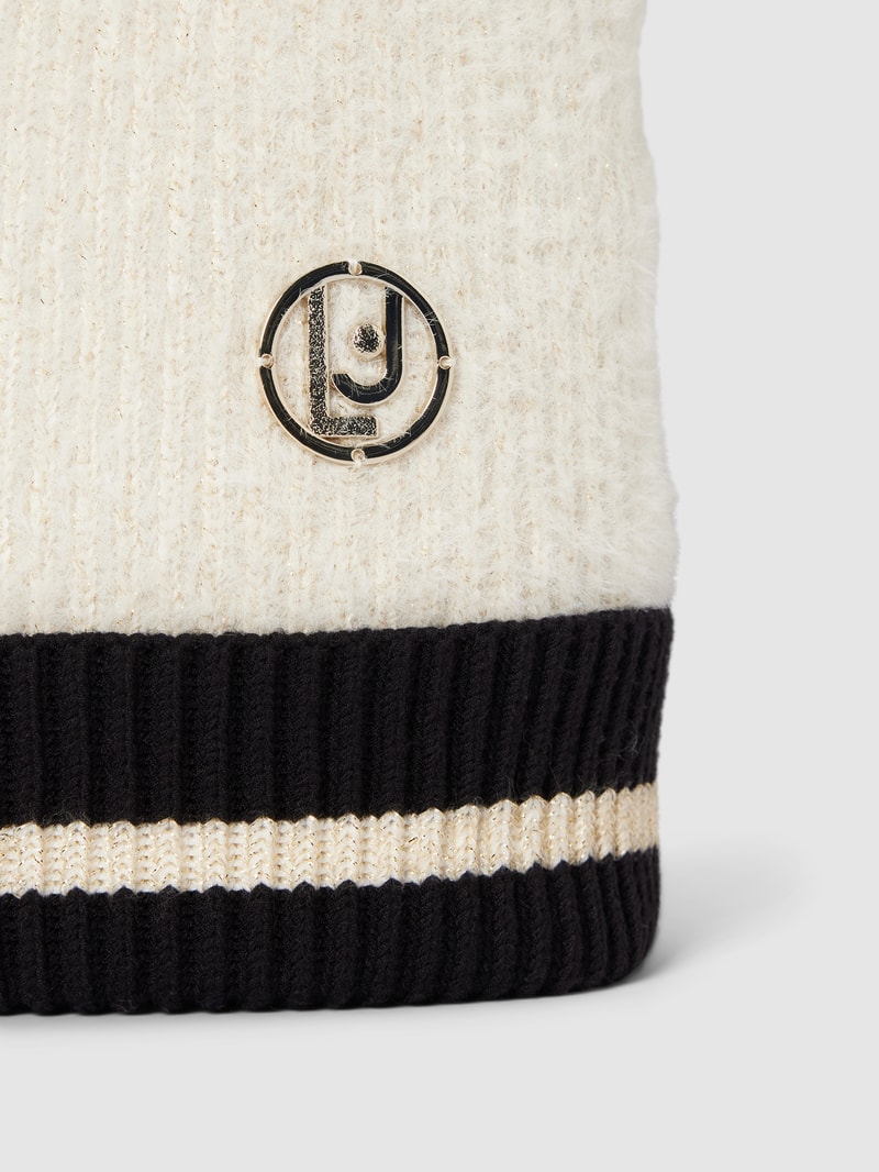 Pudelmütze mit Label-Detail in offwhite