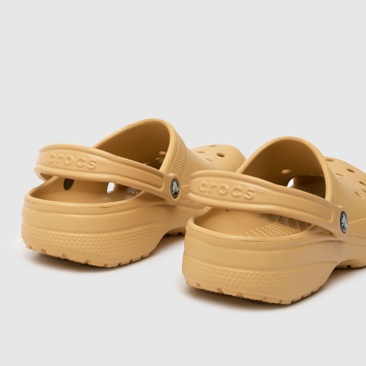 Crocs klasszikus klumpa szandál bézs színben