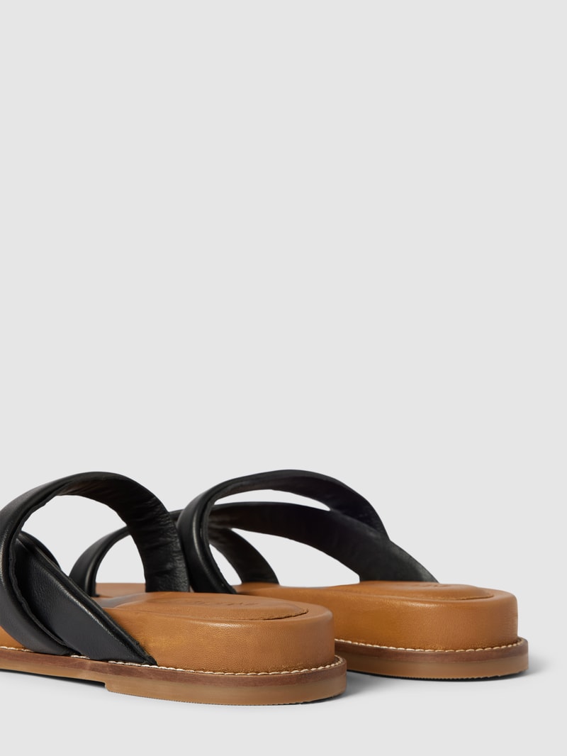Sandalen mit gekreuzten Riemen in schwarz
