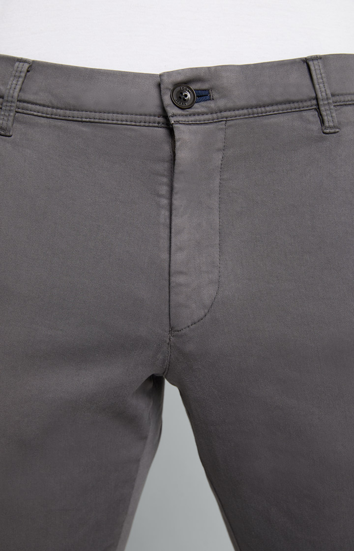 Chino Matthew in Grau