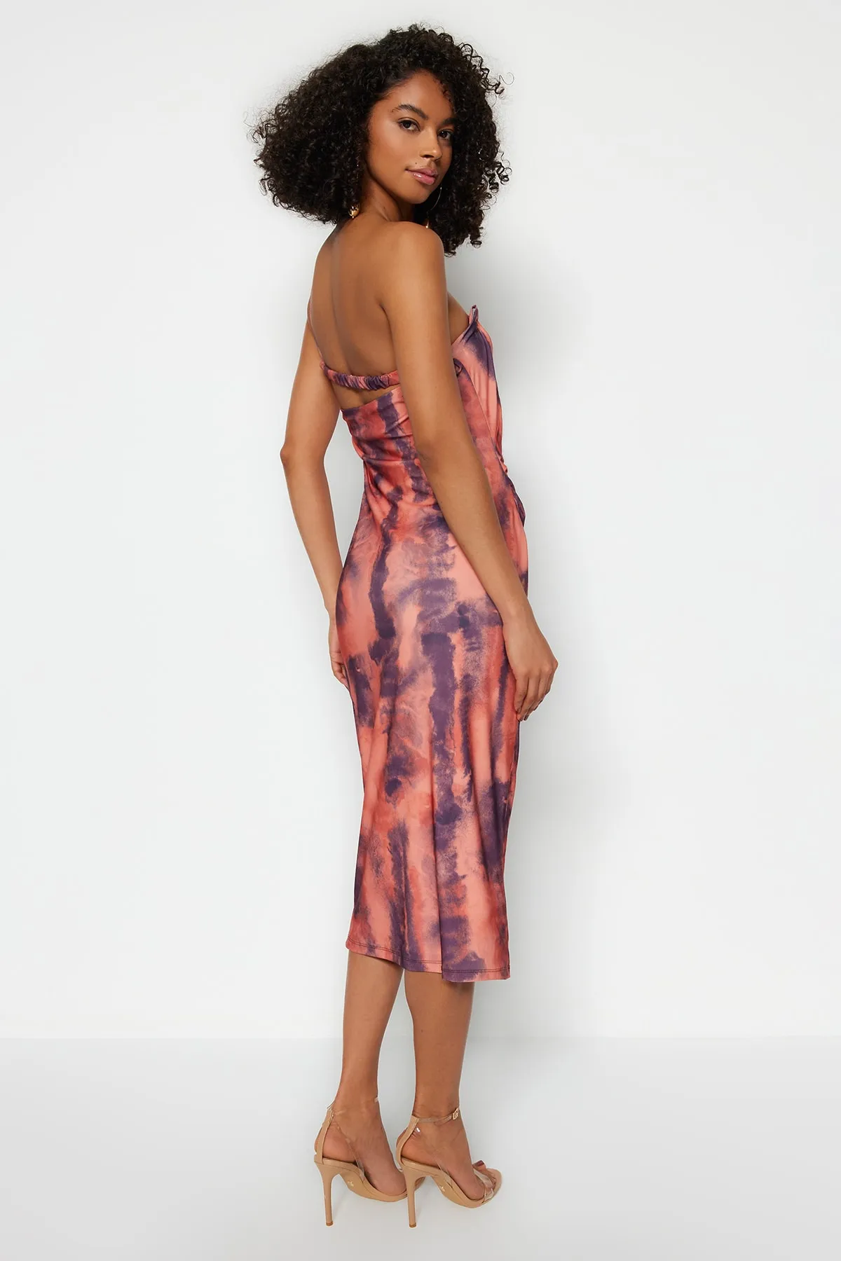 Trendyol Collection  Bedrucktes, tailliertes Midi-Bleistiftkleid aus elastischem Strick mit One-Shoulder-TwOSS23EL01577