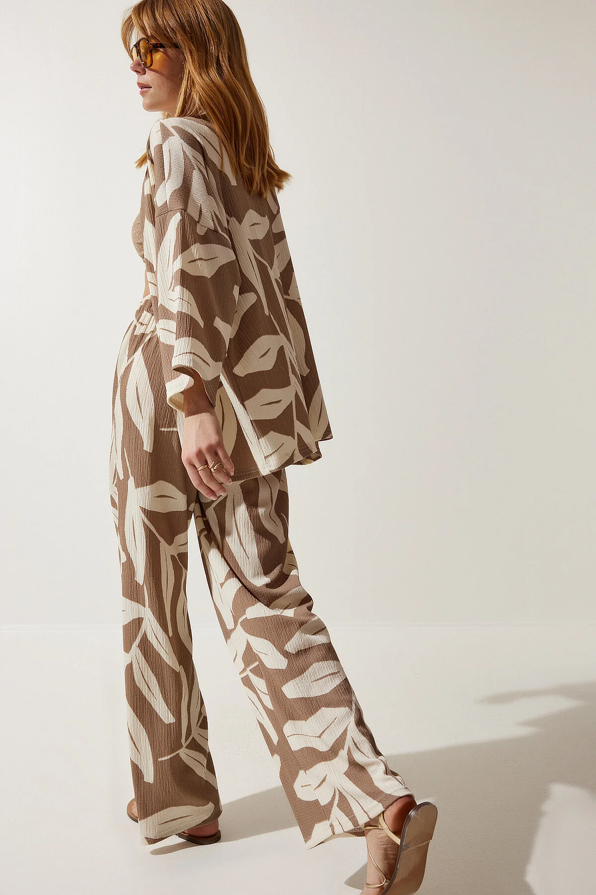 Happiness İstanbul  Palazzo-Set für Damen mit Sommerjacke und Crinkle-Muster in Nerzbraun DD01304