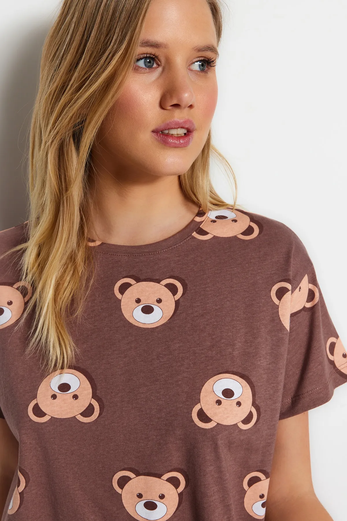 Trendyol Collection  Braunes, gestricktes Pyjama-Set mit T-Shirt und Shorts aus 100 % Baumwolle mit Teddybär-Muster THMSS23PT00005