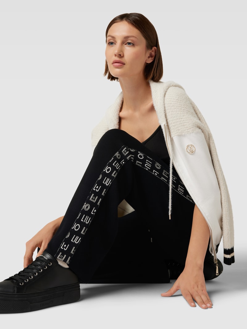 Bootcut Stoffhose mit Label-Muster in schwarz