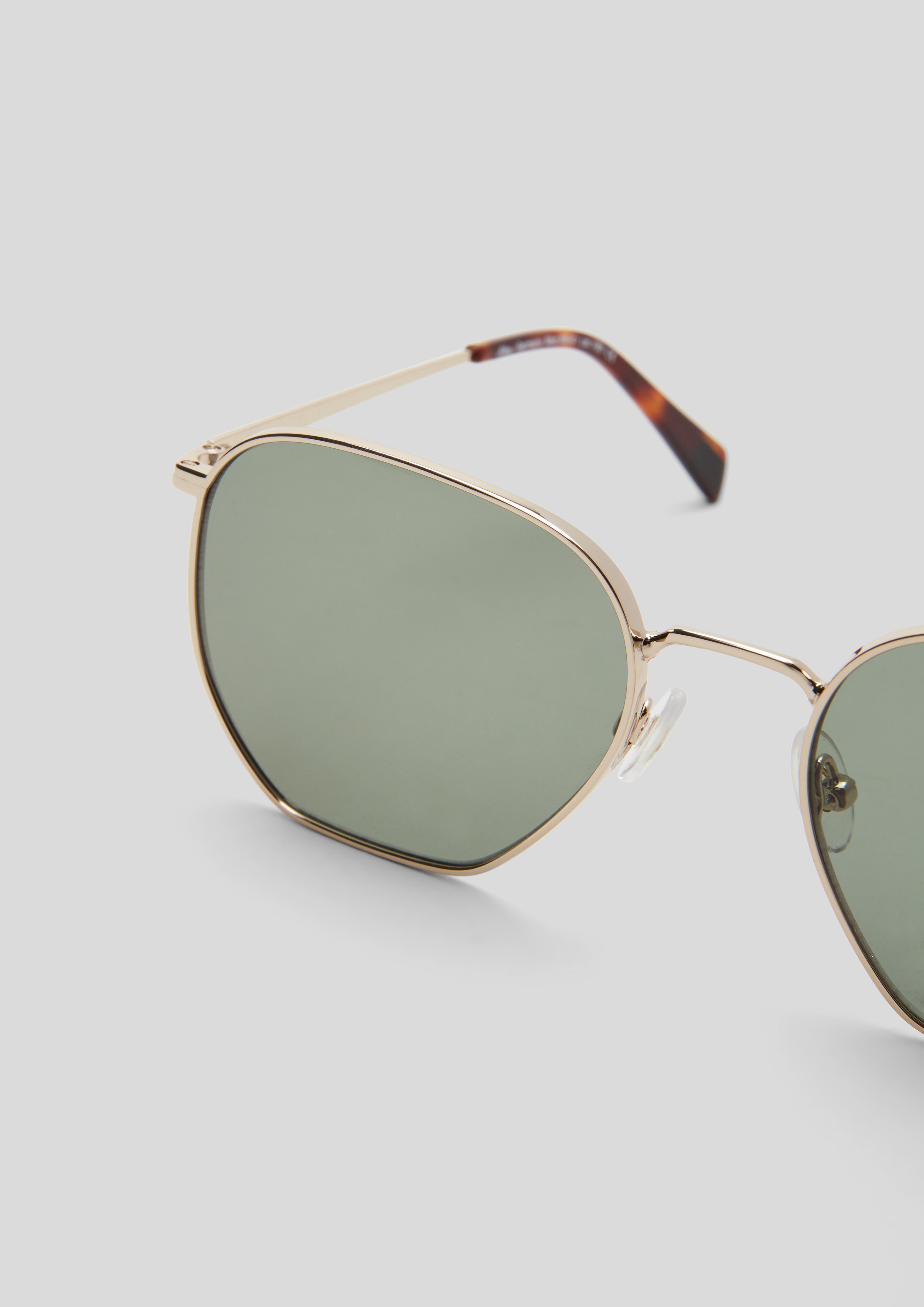 Sonnenbrille in modischer Form  143.120.141.98541-100