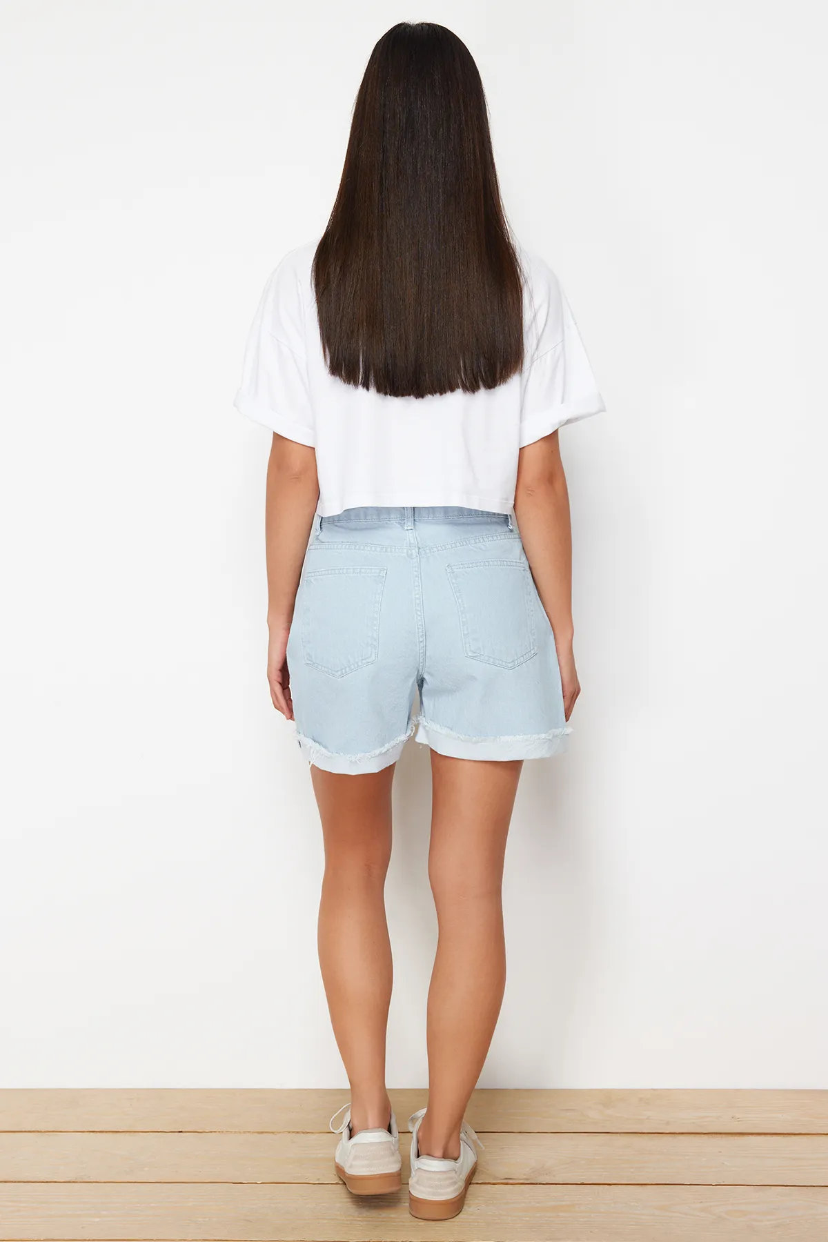 Trendyol Collection  Hellblaue zerrissene Jeansshorts und Bermuda TWOSS24SR00113