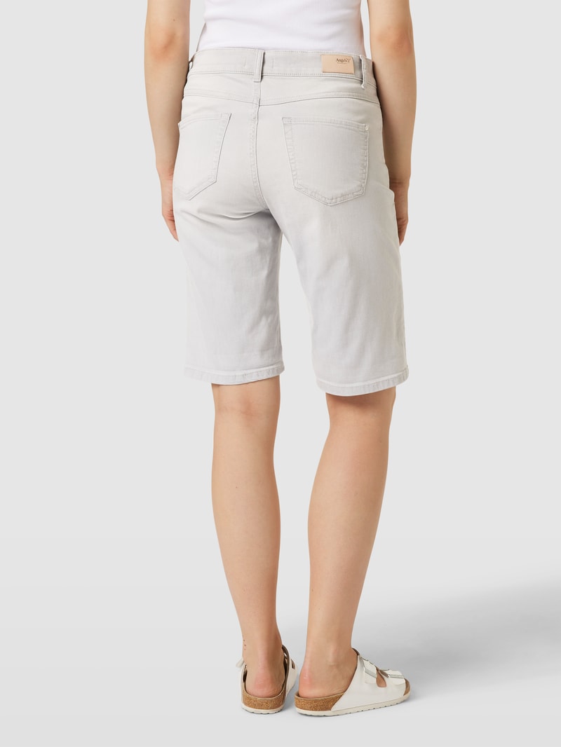 Jeansshorts mit Label-Patch in hellgrau