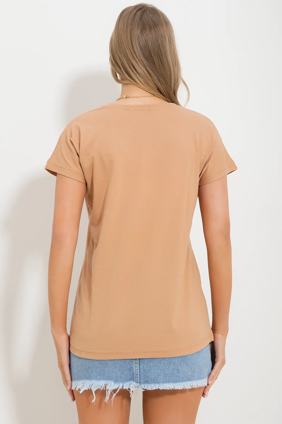 Trend Alaçatı Stili  Biscuit Basic-T-Shirt mit V-Ausschnitt für Damen ALC-1045-A