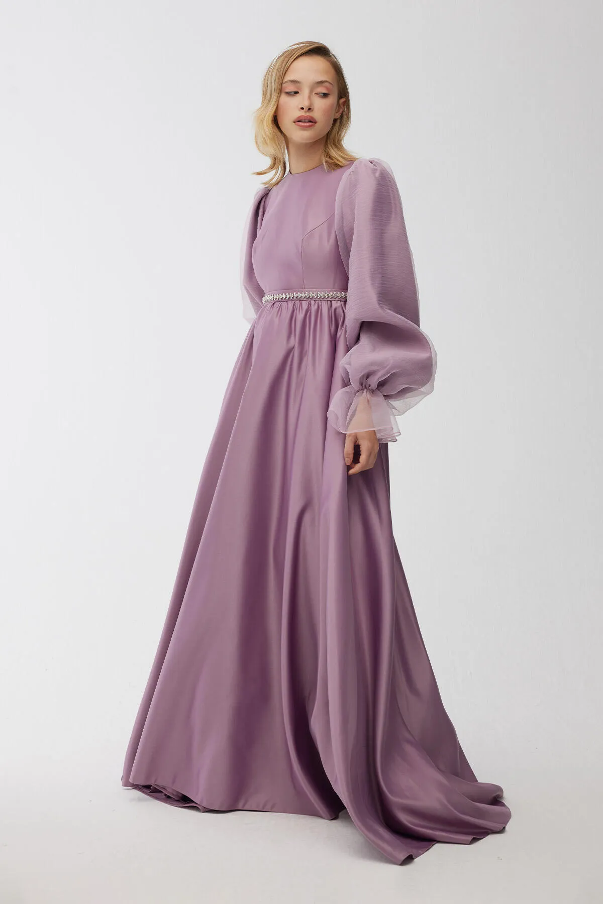 Manuka  Abendkleid aus Satin mit Stoned-Gürtel Lavendel